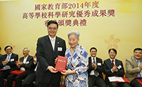Prof. Tony Mok’s mother (right) represents his son to receive the award certificate from Prof. Lu Li